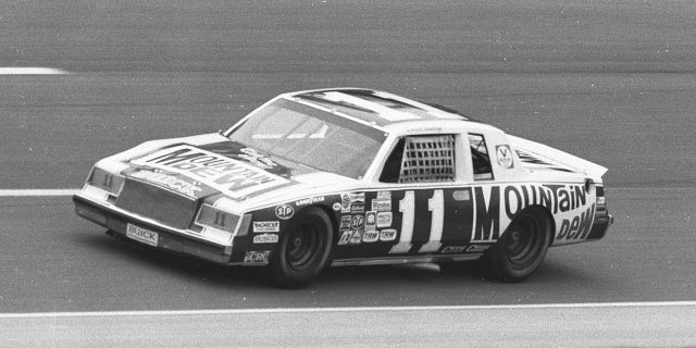La victoire de 1982 était la deuxième de Waltrip au Winston 500.