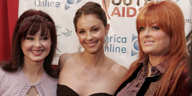 Naomi Judd, Ashley Judd e Wynonna Judd durante o Youth AIDS Gala em setembro de 2005.