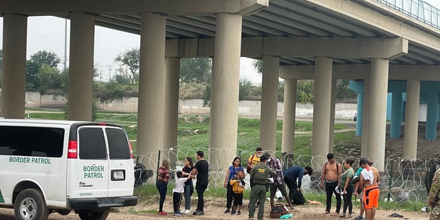 The morning of Wednesday, May 4, a group oof over 10 migrants crossed the Rio Grande river in Eagle Pass to get to the U.S. 