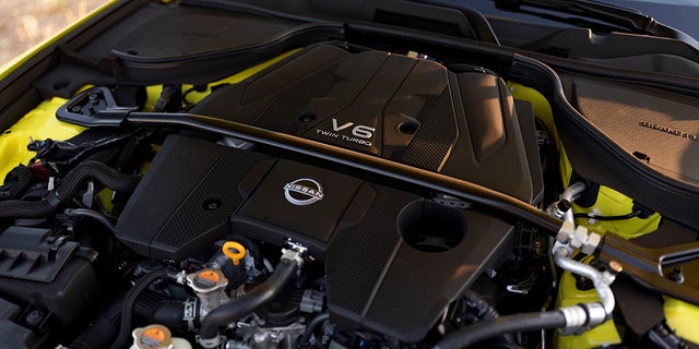 Двигателят на Z е 3,0-литров V6 с турбокомпресор с мощност 400 к.с.