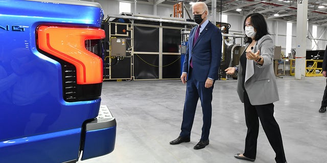 President Biden and Linda Zhang, Ford’s chief engineer, examine a F-150 Lightning.