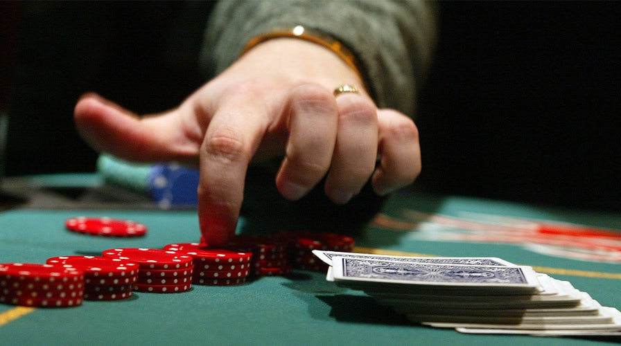 프로 포커 선수 사기 혐의로 체포, 스포츠 도박 혐의와 관련된 자금 세탁 혐의