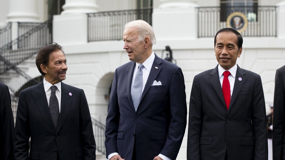 US President Joe Biden, centrar, Hassanal Bolkiah, Brunei's sultan, izquierda, and Joko Widodo, Indonesia's president, during a family photograph with leaders of the Association of Southeast Asian Nations (ASEAN) countries on the South Lawn of the White House in Washington, CORRIENTE CONTINUA., nosotros, el jueves, Mayo 12, 2022. The White House is considering placing an empty chair at this week's ASEAN meetings in Washington to protest 