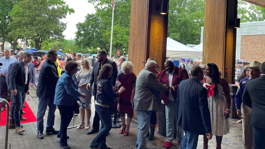 vets shake hands of opry talent