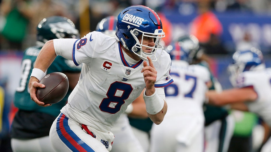 Daniel Jones gets comforting words from Pro Football Hall of Famer after Giants decline fifth-year option