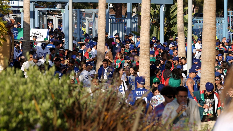 Dodgers-Diamondbacks game includes fans brawling near concourse