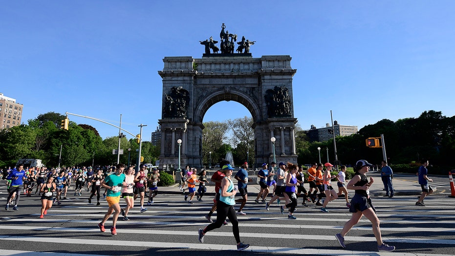 Corredor de la Media Maratón de Brooklyn muere después de colapsar en la línea de meta en medio de condiciones climáticas brutales