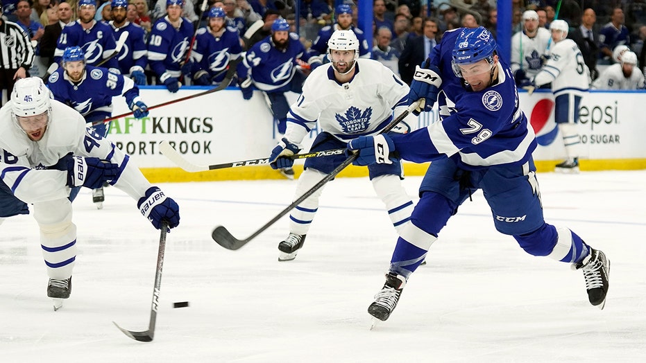 Lightning strike early, beat Maple Leafs to even series