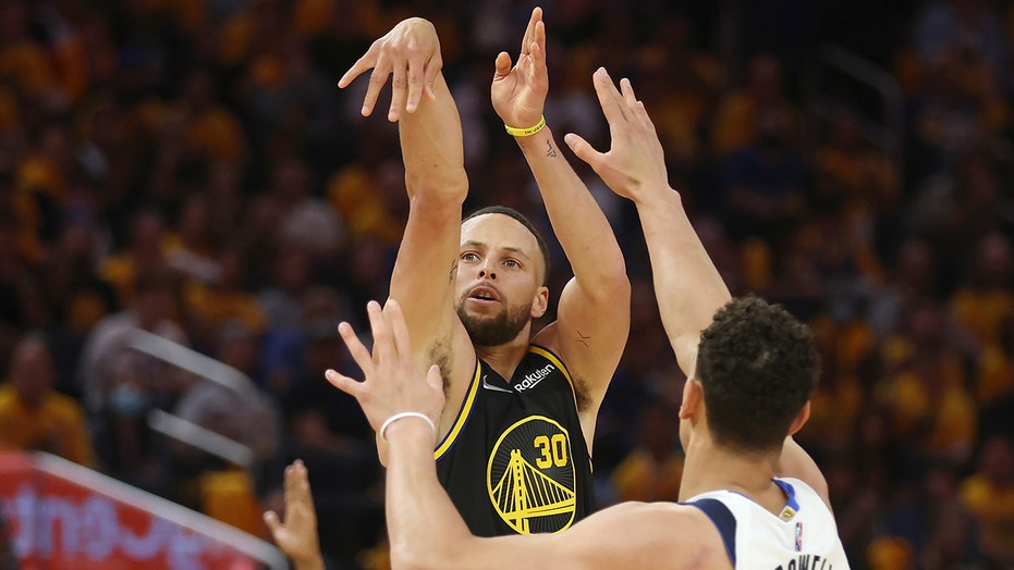 Mavericks vs Warriors Game 1 Punto: Steph Curry moves and grooves to double-double in victory