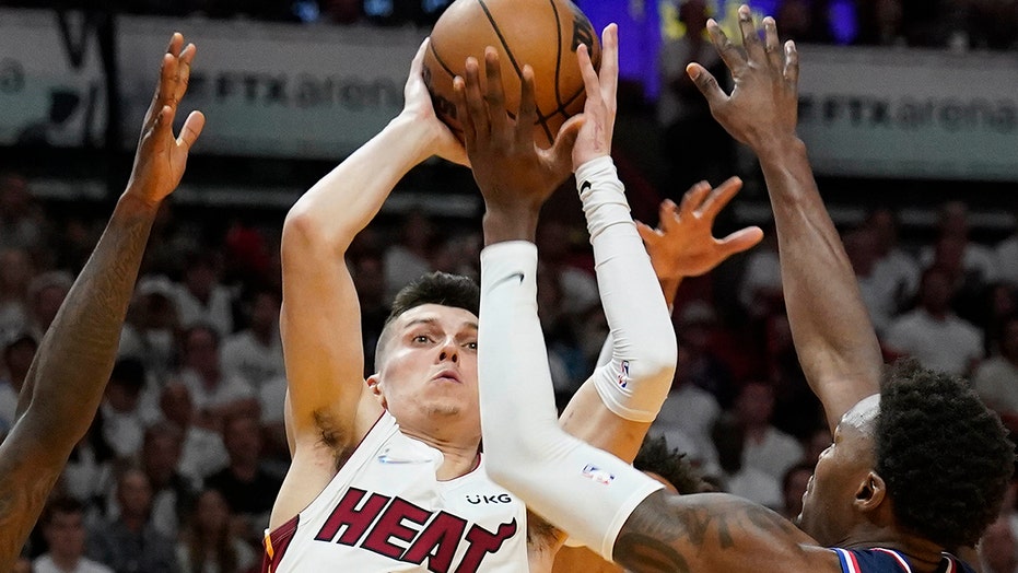 Tyler Herro scores 25 points, Heat take Game 1 over 76ers