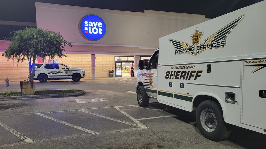 Florida armed robbery suspects fire shotgun at deputies during getaway, 当局说