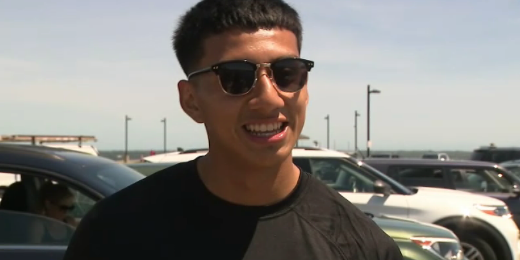 New York teen saves woman from drowning after she accidentally drives into bay - Vimarsana News