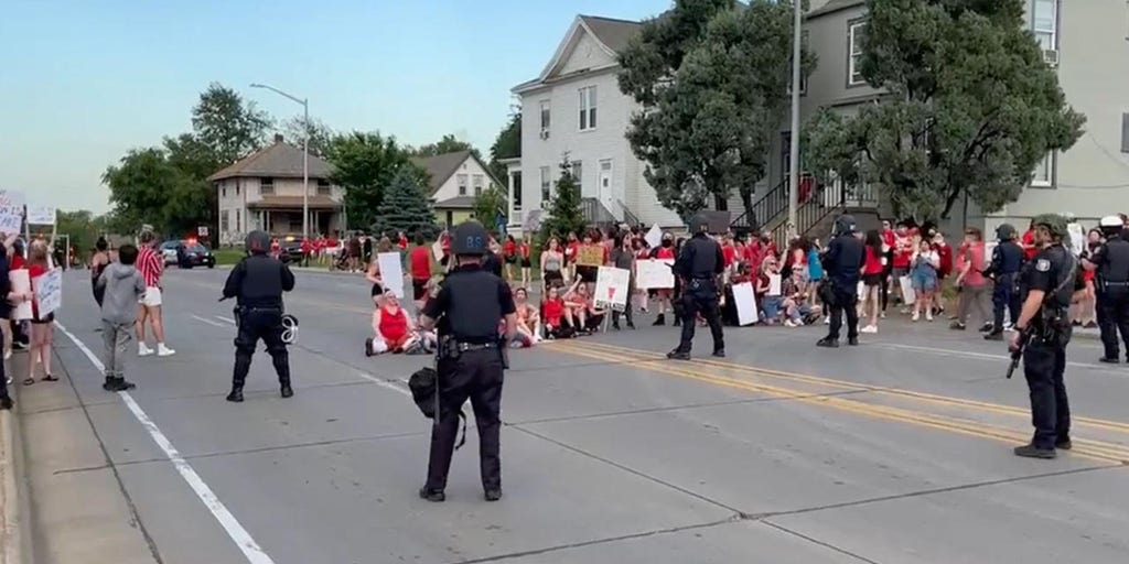 South Dakota police declare 'unlawful assembly' at Sioux Falls pro-choice march; smoke deployed, arrests made - Vimarsana News