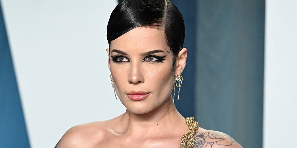 Halsey responds to fans who left Arizona concert following her speech supporting abortion - Vimarsana News