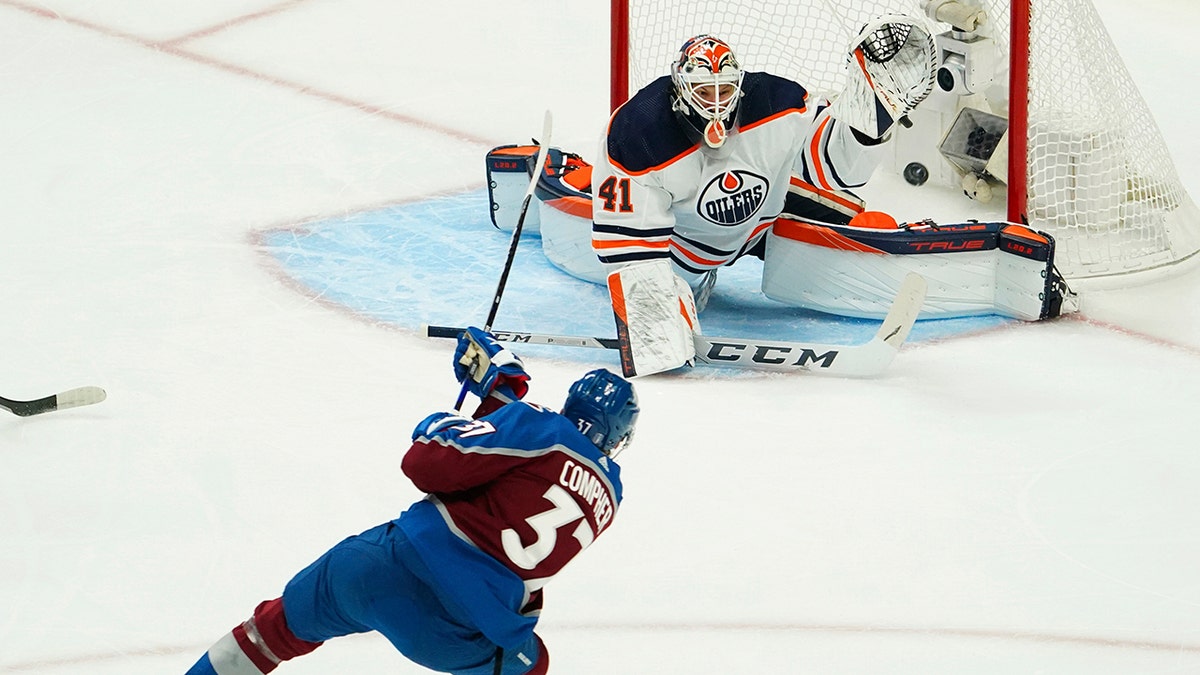 Avalanche's J.T. Compher scores on Mike Smith