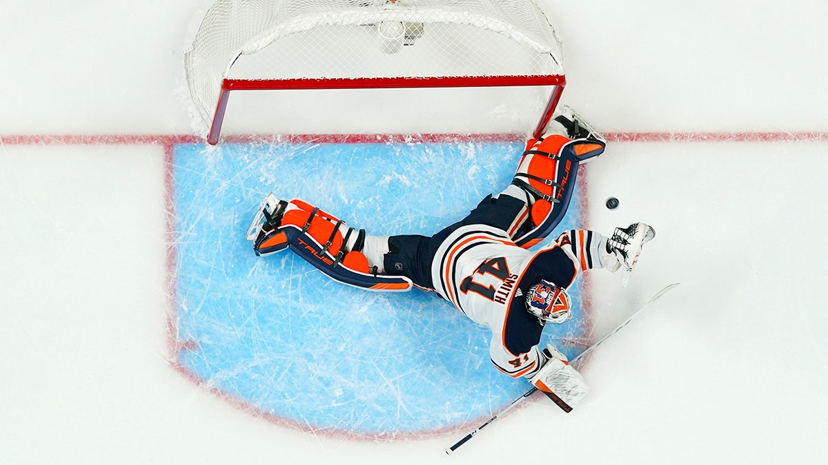 Oilers mike smith gives up goal 