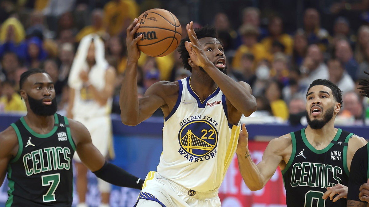 Andrew Wiggins kancalı bir atış yapıyor