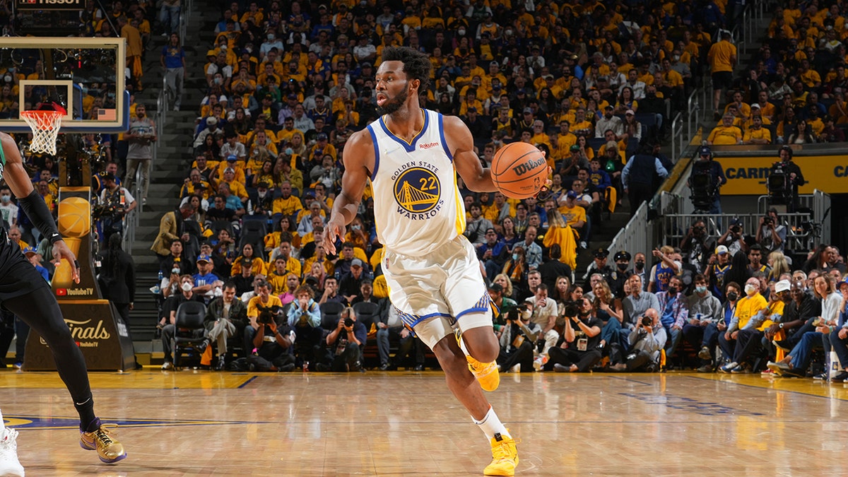 Andrew Wiggins top sürüyor