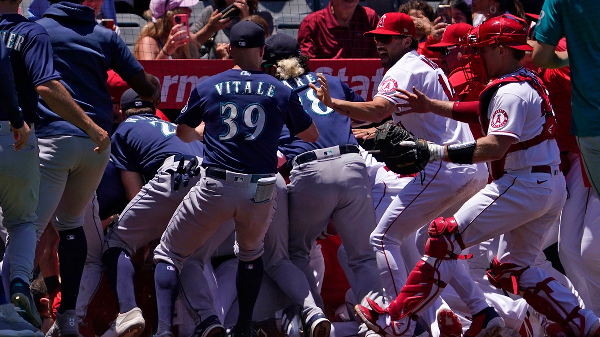 Angels and Mariners players scuffle