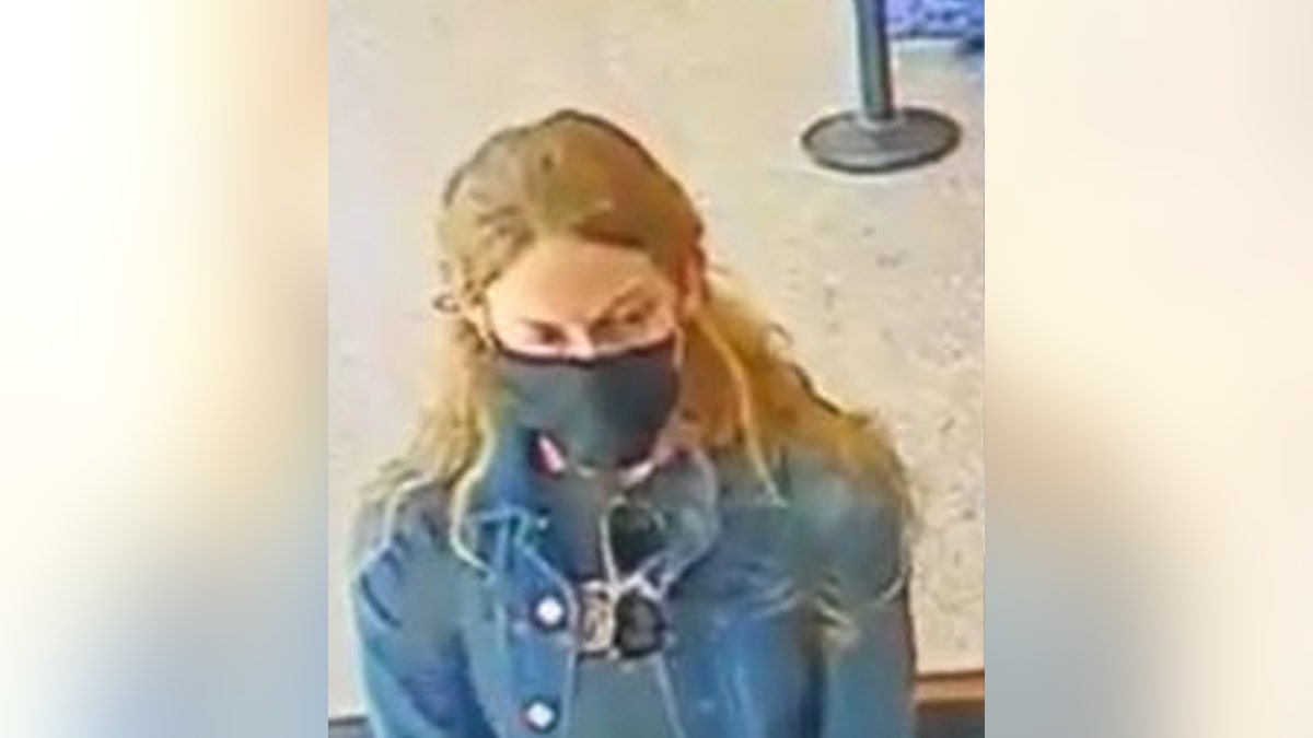 Kaitlin Armstrong wearing a mask at LaGuardia Airport