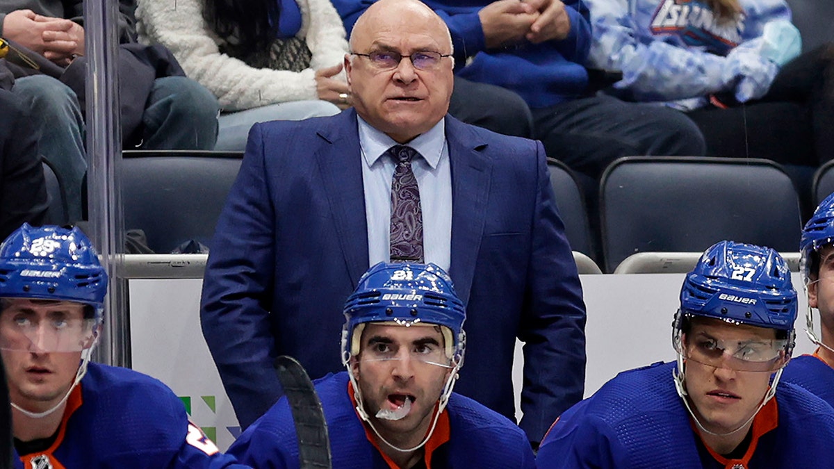 Barry Trotz on the Islanders bench