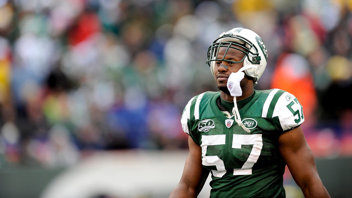 Bart Scott gets ready in 2009