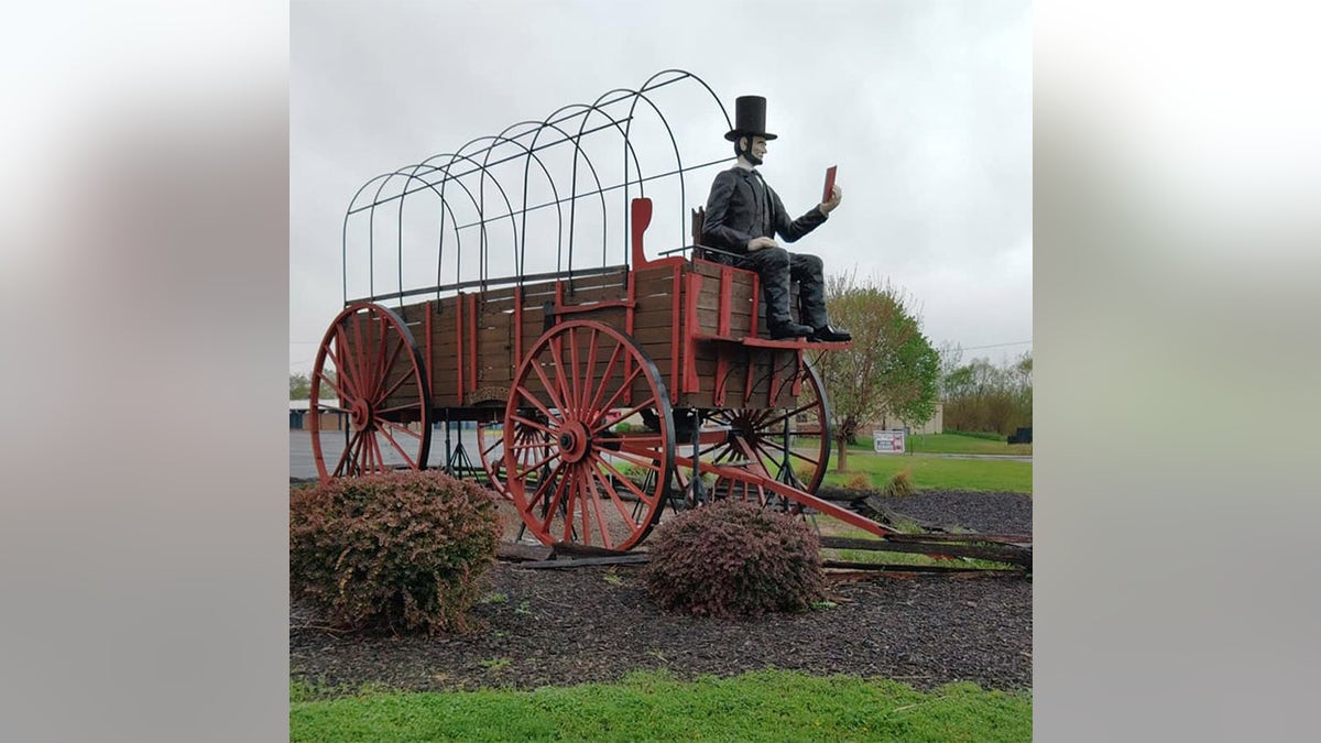 Statue in Lincoln Illinois