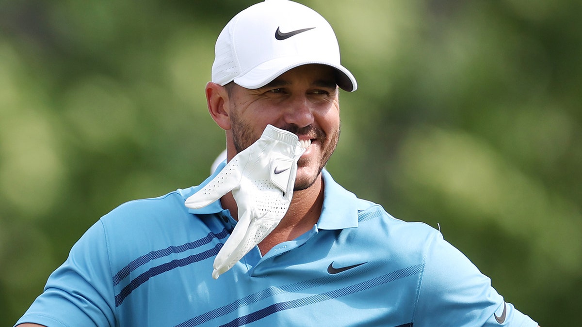 Brooks Koepka shows off new Off White Air Force 1's! – GolfWRX