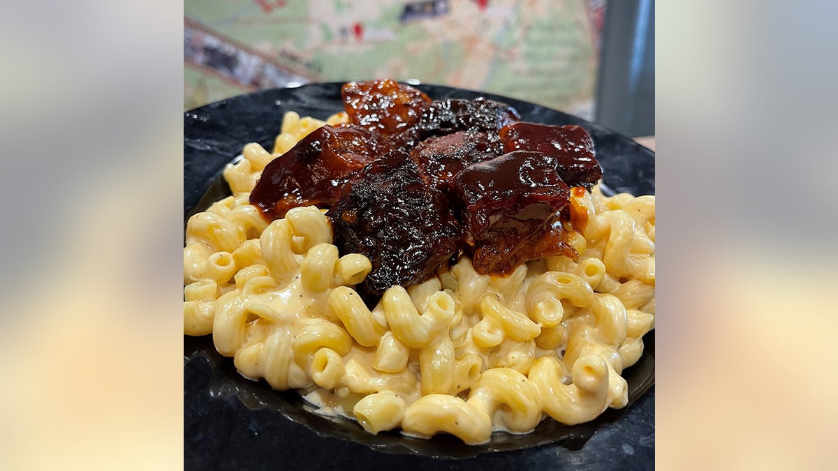 burnt ends mac and cheese