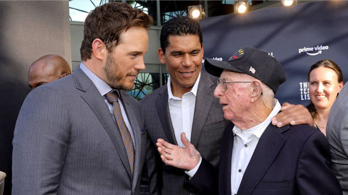 Chris Pratt speaks with a WWII veteran