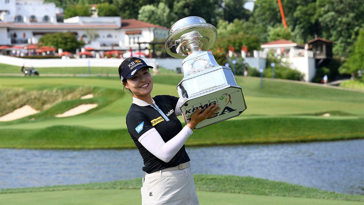 In Gee Chun poses with trophy