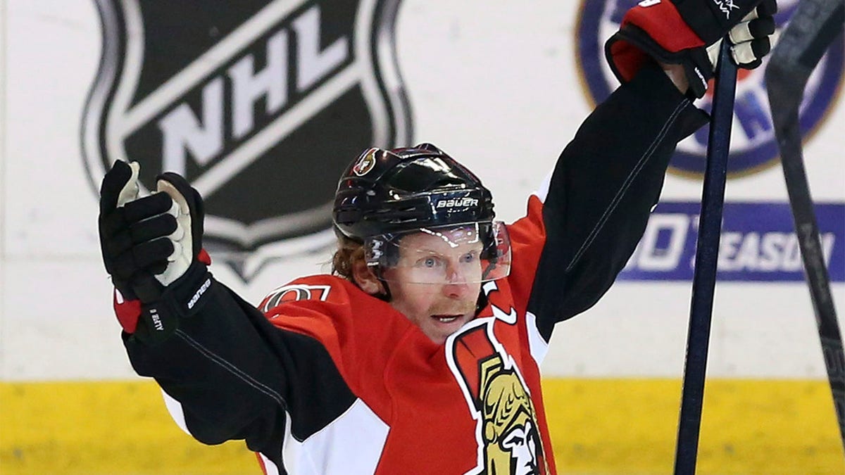 Daniel Alfredsson raises arms in the air