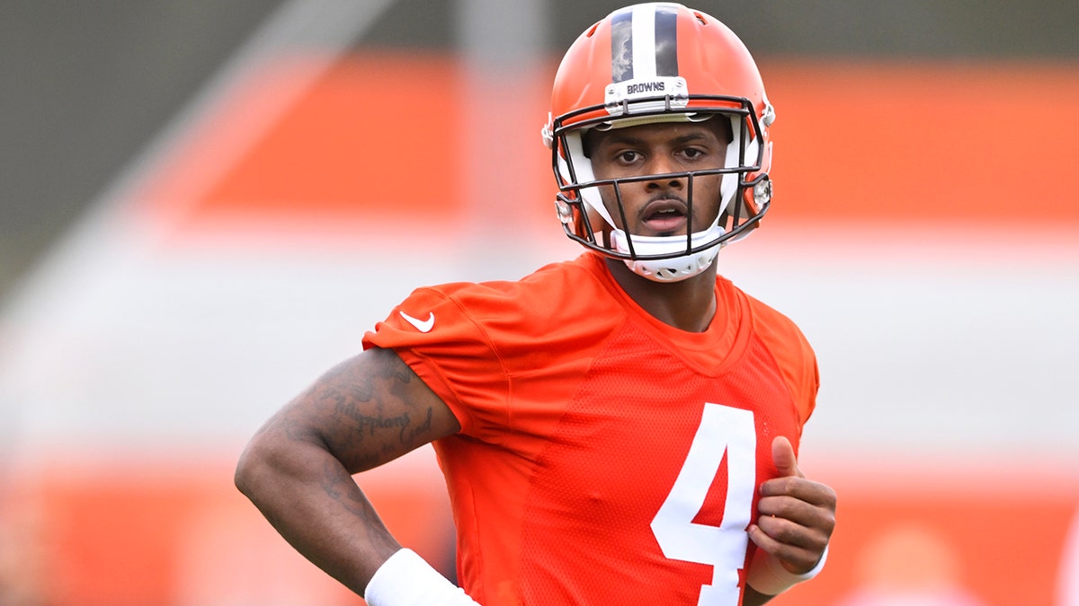 Deshaun Watson runs during practice