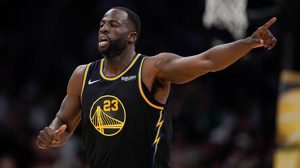 Draymond Green points to teammates