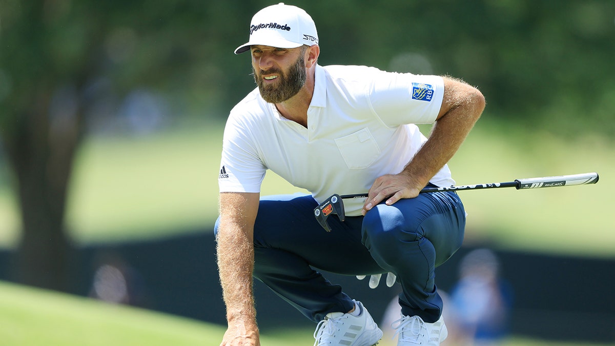 Dustin Johnson lines up a putt