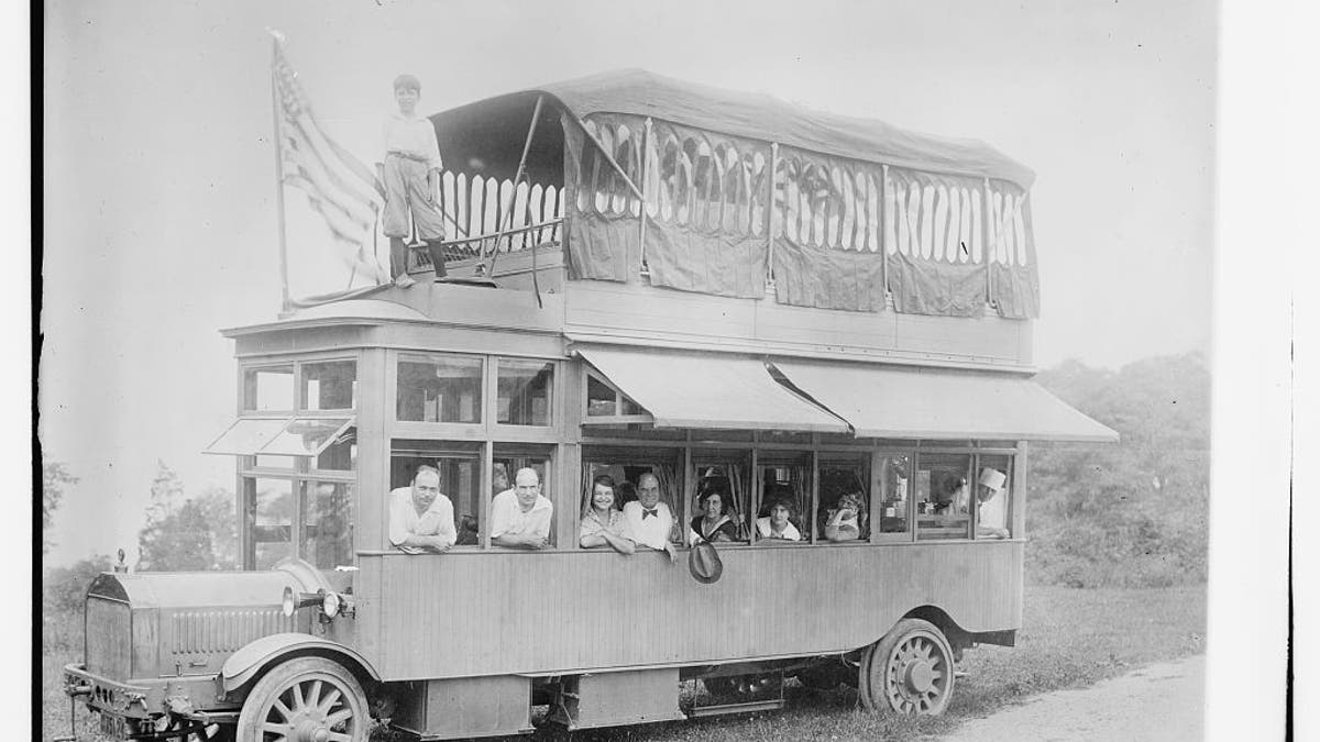 The first motorhome from 1915