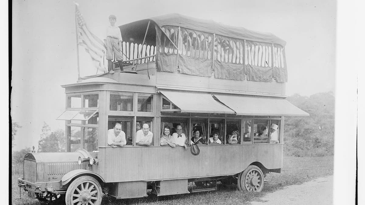 The first motorhome from 1915