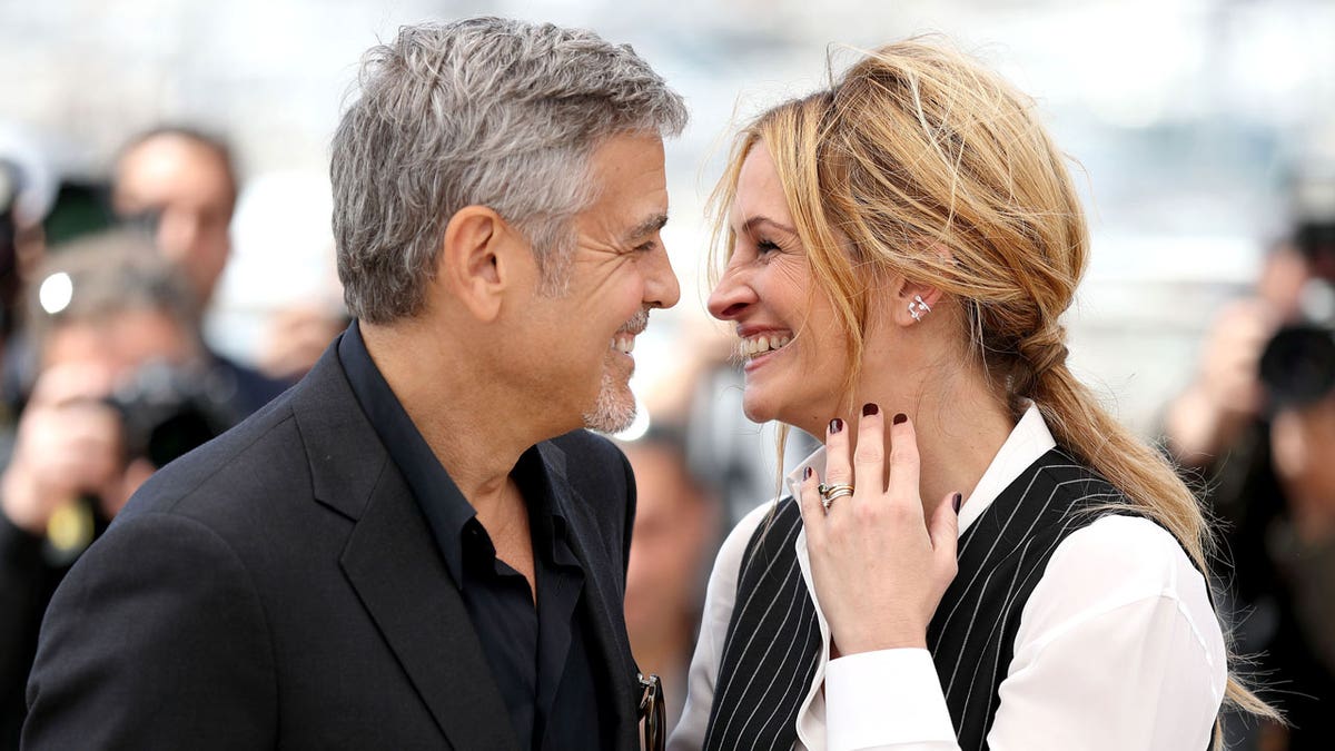 George Clooney and Julia Roberts pose for a photo