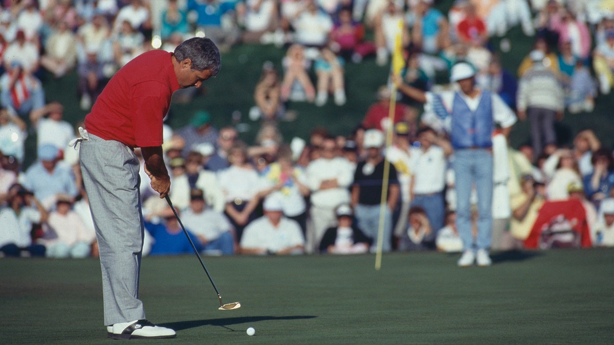 Curtis Strange putts