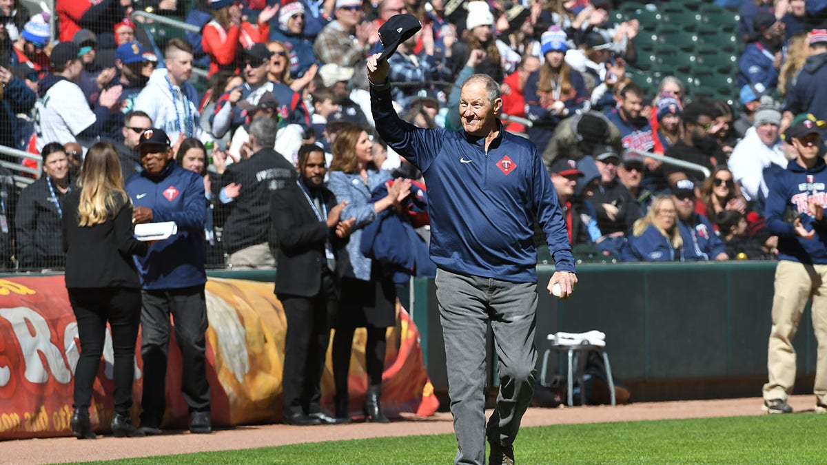 Jim Kaat before Twins game against Mariners