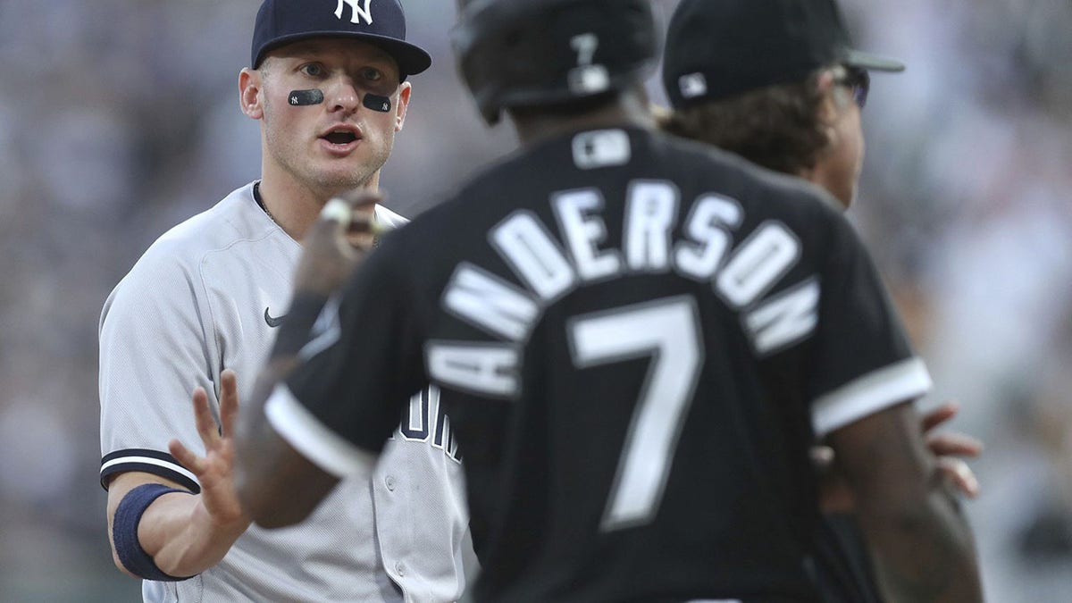 Yankees' Josh Donaldson limps off field with apparent injury 