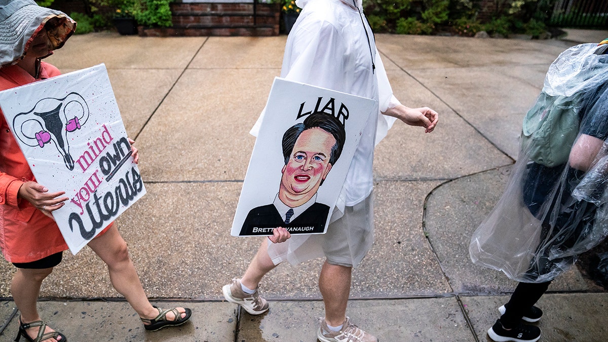 abortion protesters outside Kavanaugh's home