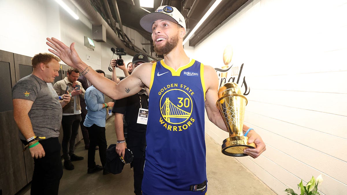 Warriors' Steph Curry to have number retired by Davidson College