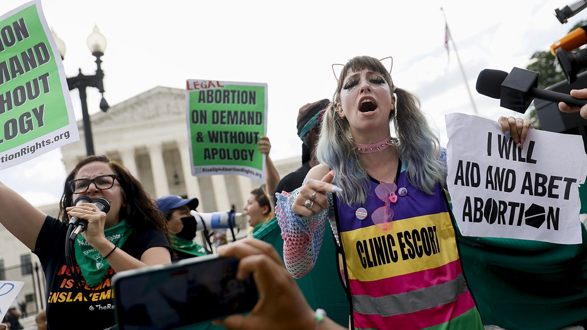 Manifestantes contra el aborto en la Corte Suprema después de que se anulara Roe v. Wade