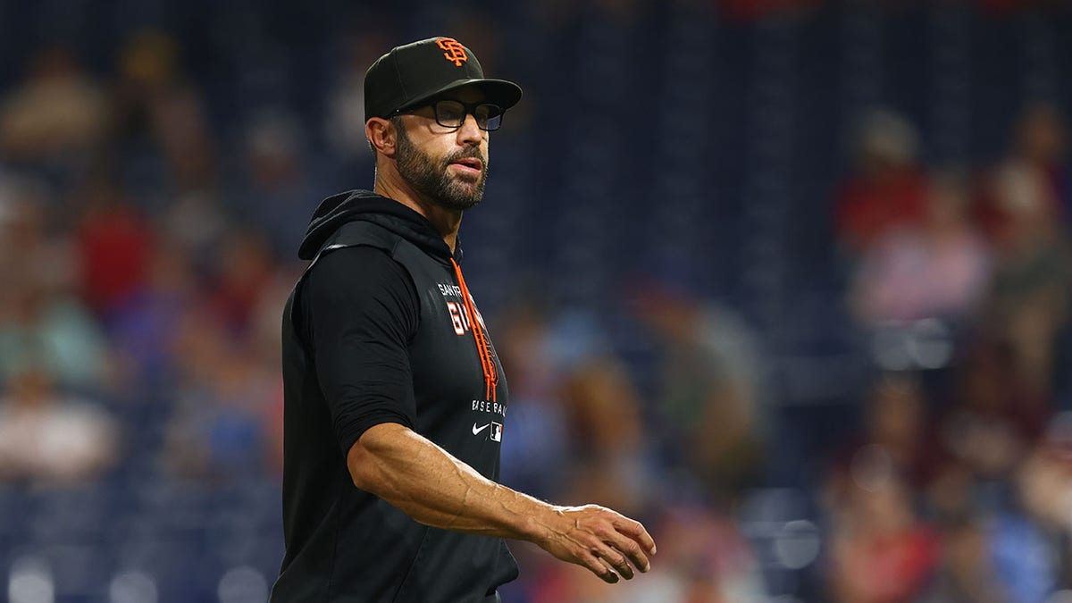 Gabe Kapler of the San Francisco Giants looks on during Game 1 of the  Photo d'actualité - Getty Images