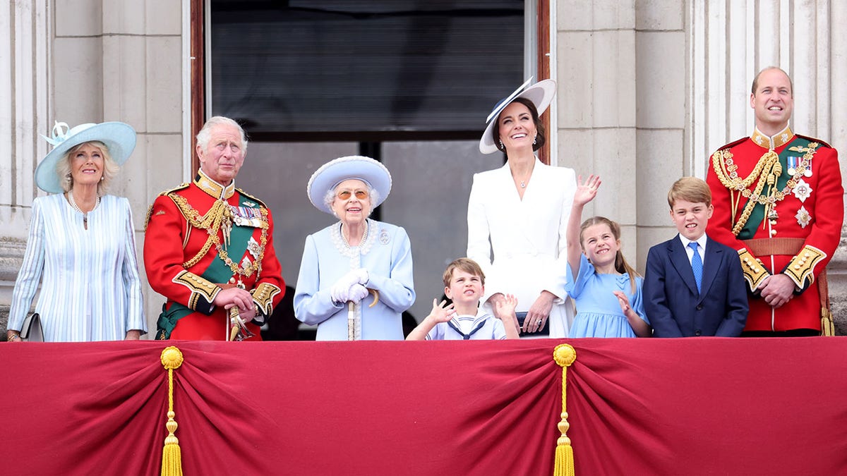 Queen Elizabeth II poses with the royal family on the balcony