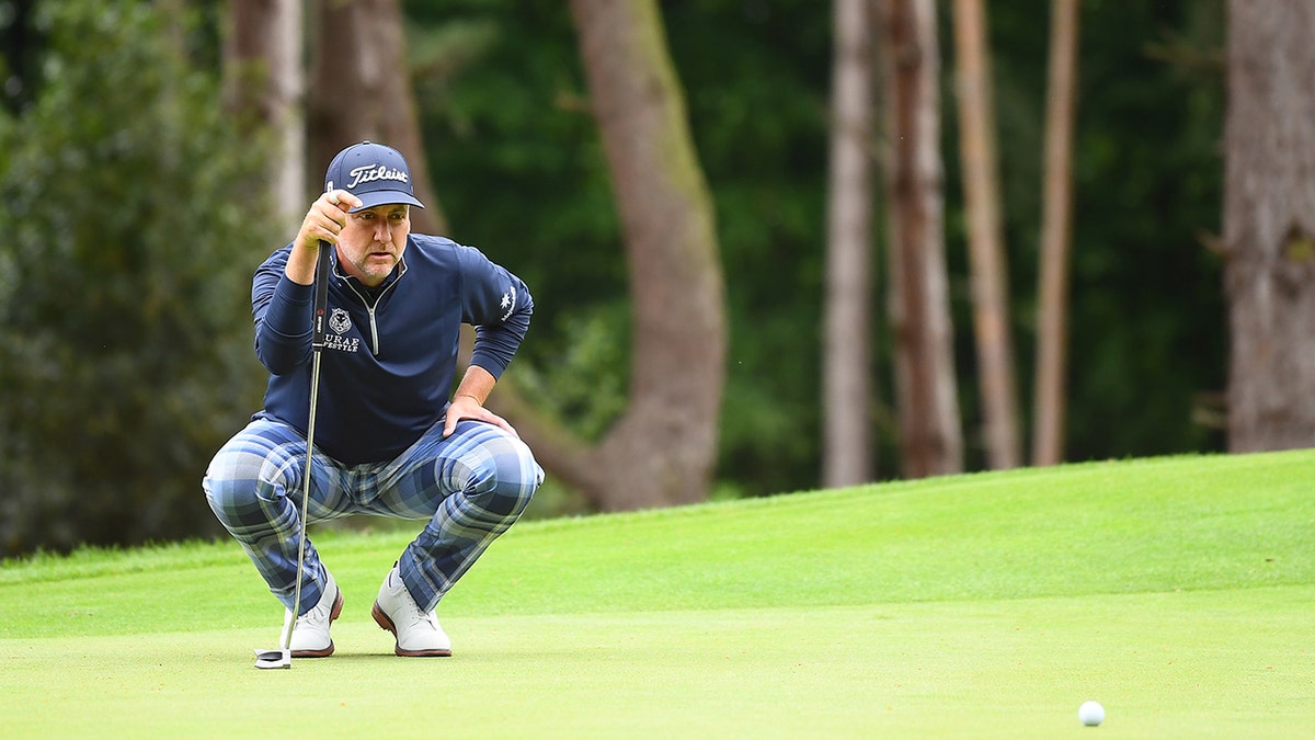 Ian Poulter putting on Day 1