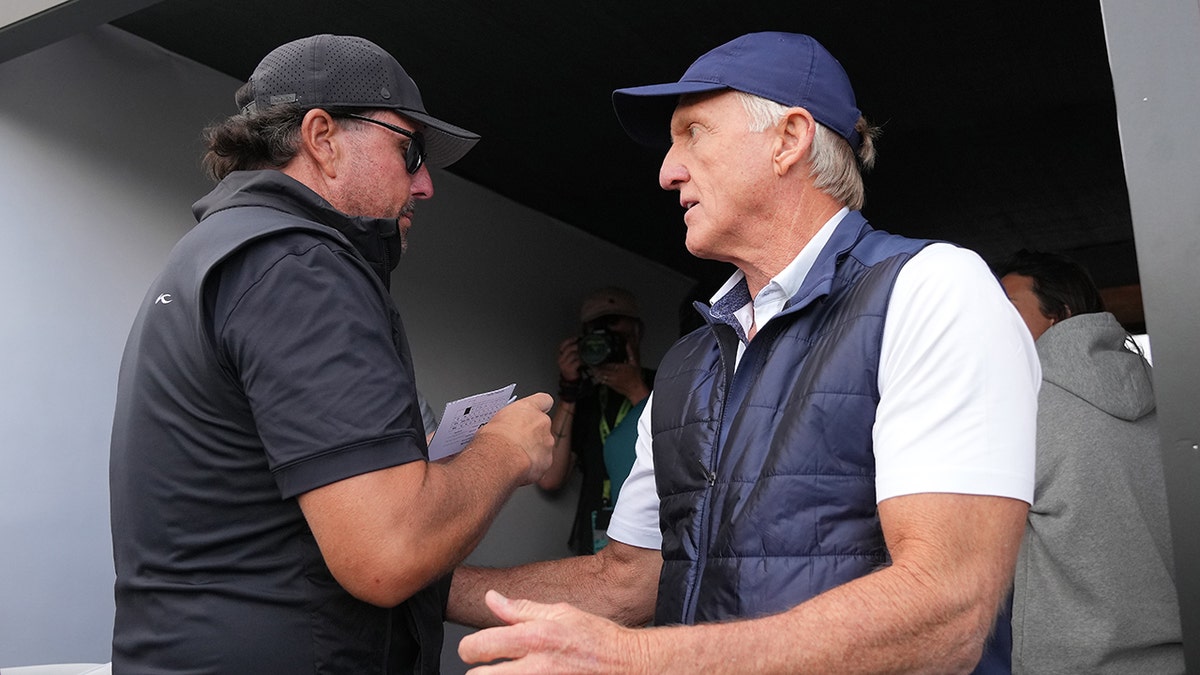 Greg Norman talks to Phil Mickelson