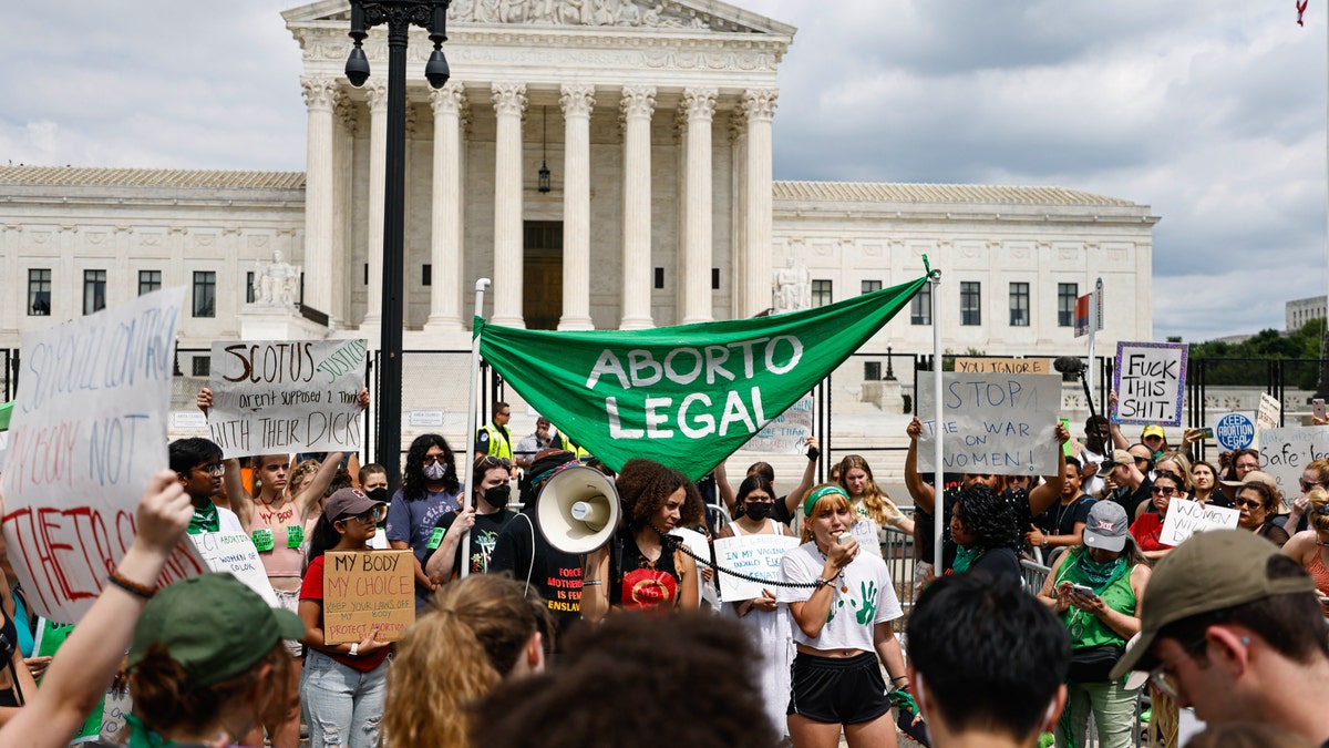 Sign reads, 'Aborto Legal'