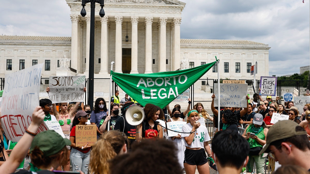 Sign reads, 'Aborto Legal'